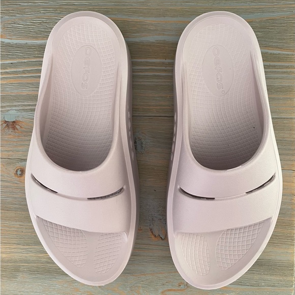 Oofos Women's Light Pink Slide Sandals - Picture 2 of 3